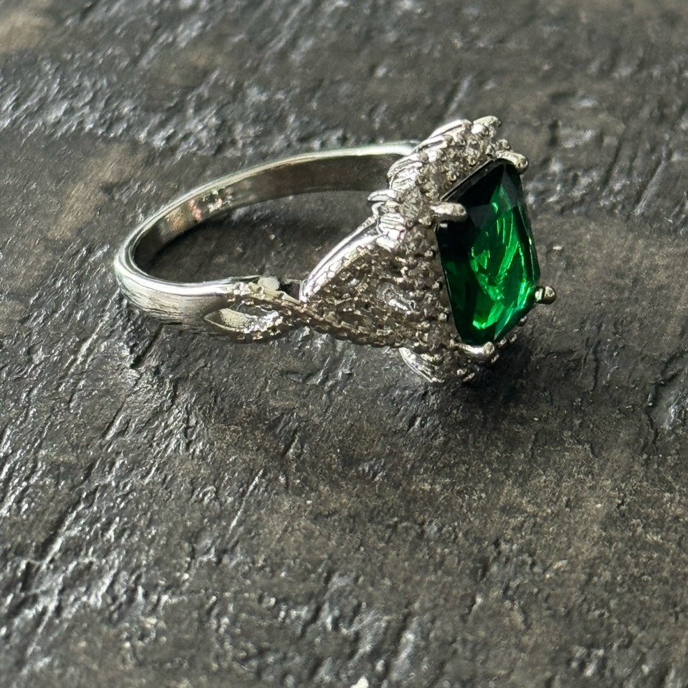 925 silver emerald ring with crystals